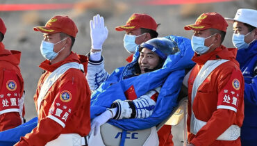 ബഹിരാകാശമാലിന്യങ്ങളില്‍ തട്ടി പേടകം കേടായി; ചൈനീസ് ബഹിരാകാശ നിലയത്തില്‍ കുടുങ്ങിയ 3 ശാസ്ത്രജ്ഞരും മടങ്ങിയെത്തി