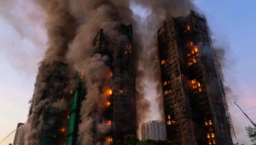 ഹോങ്കോങ്ങിനെ നടുക്കി ബഹുനില കെട്ടിടങ്ങളിൽ വൻ അഗ്നിബാധ; മരണ സംഖ്യ 44 ലേക്ക്, മുന്നൂറോളം പേരെ കാണാനില്ല; മൂന്നുപേർ അറസ്റ്റിൽ