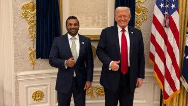 എഫ്ബിഐ ഡയറക്ടറെ പുറത്താക്കിയോ? കാഷ് പട്ടേലിനൊപ്പമുള്ള ട്രംപിൻ്റെ ചിത്രത്തിന് പറയാനുണ്ട് ഉത്തരം, വിശദീകരണവുമായി വൈറ്റ് ഹൗസും