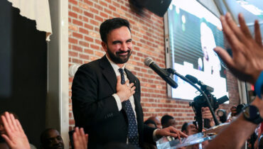 ന്യൂയോര്‍ക്ക് മേയര്‍ തിരഞ്ഞെടുപ്പ് : മംദാനിക്ക് ലീഡ് പ്രവചിച്ച് സര്‍വ്വേകള്‍, ഏര്‍ലി വോട്ടിംഗില്‍ വോട്ടുരേഖപ്പെടുത്തി 735,000 പേര്‍, കഴിഞ്ഞ തിരഞ്ഞെടുപ്പിനേക്കാള്‍ നാലിരട്ടി വര്‍ധനവ്