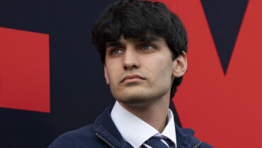 ” വിദേശവിദ്യാർഥികൾ ചാരന്മാർ, ഇരട്ട പൗരത്വം മണ്ടത്തരം, എച്ച്1ബി വീസകളും കുടിയേറ്റവും അവസാനിപ്പിക്കണം ” – വാക്കുകളിൽ തീ പടർത്തി നിക്കി ഹേലിയുടെ മകൻ