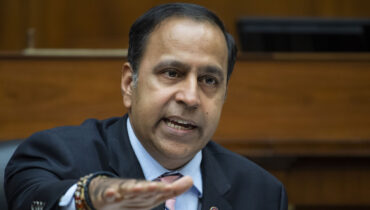 H-1B വിസകൾ 130,000 ആക്കി ഉയർത്തണമെന്ന് രാജ കൃഷ്ണമൂർത്തി, പ്രതിഷേധം ശക്തം; നിങ്ങൾ ഇന്ത്യക്കുവേണ്ടി  പ്രവർത്തിക്കുകയാണെങ്കിൽ നാടുവിടാൻ ആഹ്വാനം