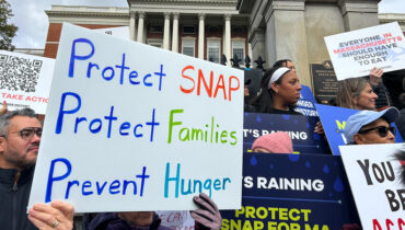 ഒരുമാസം പിന്നിട്ട് യുഎസ് ഷട്ട്ഡൗണ്‍ : അടച്ചുപൂട്ടലിനിടയിലും സൈനികര്‍ക്ക് ശമ്പളം ലഭിക്കും; SNAP ആനുകൂല്യങ്ങള്‍ നല്‍കാന്‍ ഭരണകൂടത്തിന് കോടതി ഉത്തരവ്