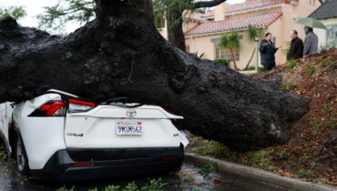 കാലിഫോർണിയയെ വലച്ച് കനത്തമഴയും കൊടുങ്കാറ്റും; തിരയിൽപ്പെട്ട 7 വയസുകാരിയും രക്ഷിക്കാൻ ശ്രമിച്ച പിതാവുമടക്കം 7 മരണം
