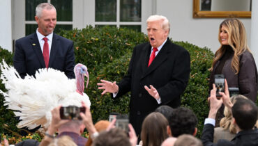 ട്രംപ് മാപ്പ് കൊടുത്തു ! താങ്ക്‌സ് ഗിവിങ്ങില്‍ കഴുത്തില്‍ കത്തിവീഴാതെ വാഡിളും ഗോബിളും ; ചക്ക്, നാന്‍സി എന്ന പേരുമാറ്റത്തിലും ട്രംപിന്റെ തമാശ