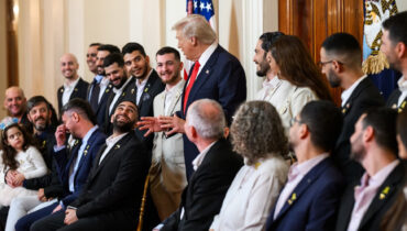 ‘നിങ്ങൾ വീരന്മാരാണ്’: മോചിതരായ ഇസ്രായേലി ബന്ദികളെ വൈറ്റ് ഹൗസിൽ സ്വീകരിച്ച് ട്രംപ്; ഇവരെ കാണാൻ കഴിഞ്ഞത് ഒരു ‘ബഹുമതി’യെന്നും ട്രംപ്