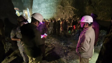 യുപിയിൽ ക്വാറി ഇടിഞ്ഞുവീണ് ഒരു മരണം, 15 പേർ കുടുങ്ങിക്കിടക്കുന്നു, രക്ഷാപ്രവർത്തനത്തിന് എന്‍ഡിആര്‍എഫ് അടക്കം രംഗത്ത്