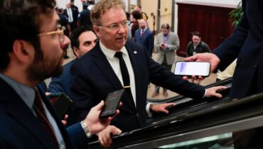 യുഎസിൽ പ്രതിഷേധ കൊടുങ്കാറ്റ്, സിറിയയിൽ സൈന്യത്തെ നിലനിർത്തേണ്ട കാര്യമുണ്ടോ എന്ന് ചോദ്യം ഉയരുന്നു; സൈനിക സാന്നിധ്യം പുനഃപരിശോധിക്കണമെന്ന് സെനറ്റർ