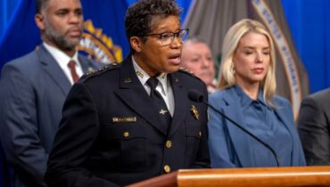 സത്യങ്ങൾ പുറത്ത് വിട്ട് ട്രംപ് ഭരണകൂടം, തലസ്ഥാനത്തെ പോലീസ് മേധാവിക്കെതിരെ ഗുരുതര ആരോപണം; ‘കുറ്റകൃത്യങ്ങളുടെ വിവരങ്ങൾ തിരുത്തി’