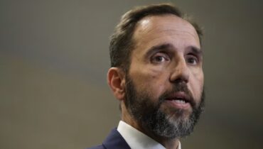 ട്രംപ് vs ജാക്ക് സ്മിത്ത്! അമേരിക്കൻ രാഷ്ട്രീയം ഉറ്റുനോക്കുന്ന ദിനം, ട്രംപിനെതിരായ അന്വേഷണത്തിൽ മുൻ സ്പെഷ്യൽ കൗൺസൽ ഇന്ന് മൊഴി നൽകും