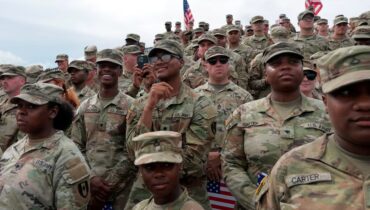 ട്രംപിന്‍റെ ക്രിസ്മസ് സമ്മാനം, 1,776 ഡോളർ വീതം നൽകുമെന്ന് വമ്പൻ പ്രഖ്യാപനം; യുഎസ് സൈനികർക്ക് രാജ്യത്തിന്‍റെ ആദരം