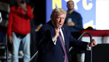 രാജ്യത്തിന്‍റെ സാമ്പത്തിക സ്ഥിതിയെക്കുറിച്ചുള്ള പ്രസംഗത്തിനിടെ മെലാനിയയുടെ അടിവസ്ത്രങ്ങളെക്കുറിച്ച് സംസാരിച്ച് ട്രംപ്; ചർച്ചയായി പ്രസിഡന്‍റിന്‍റെ വിശദീകരണം