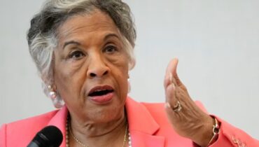 കെന്നഡി സെന്‍ററിൽ ട്രംപിന്‍റെ പേരും കൂടെ, നിയമനടപടിയുമായി കോൺഗ്രസ് അംഗം; ഫെഡറൽ കോടതിയിൽ ഹർജി സമർപ്പിച്ചു