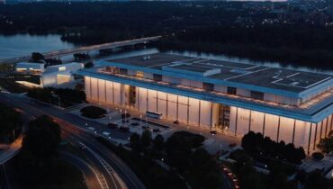 ട്രംപിന്റെ പേര് ചേർത്തതിൽ പ്രതിഷേധിച്ച് സംഗീതജ്ഞൻ പ്രകടനം റദ്ദാക്കി; ഒരു മില്യൺ ഡോളർ നഷ്ടപരിഹാരം തേടുമെന്ന് കെന്നഡി സെന്റർ അധികൃതർ