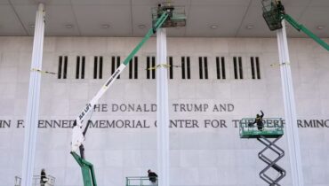 പ്രശ്നം ട്രംപിന്‍റെ പേര് തന്നെ, കെന്നഡി സെന്‍റർ പേര് മാറ്റത്തിൽ പ്രതിഷേധം ശക്തമാകുന്നു; കൂടുതൽ കലാകാരന്മാർ പരിപാടികൾ റദ്ദാക്കി