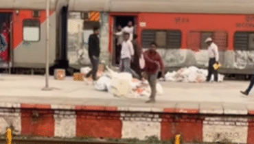 ‘വാഹ് ഇന്ത്യ പോസ്റ്റ്!’ ഉത്തർപ്രദേശിൽ റയിൽവേ ട്രാക്കുകളിലേക്ക് പാഴ്സലുകൾ വലിച്ചെറിയുന്നതിന്റെ വിഡിയോ പുറത്ത്; പ്രതിഷേധം ശക്തം, സൂപ്പർവൈസർമാർക്കെതിരെ നടപടി