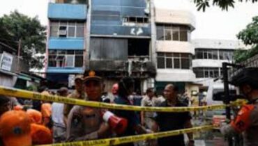 ഇൻഡൊനീഷ്യയിൽ ഏഴുനിലക്കെട്ടിടത്തിൽ തീപിടുത്തം;  നിരവധി പേർ കുടുങ്ങിക്കിടക്കുന്നു, 20 പേർക്ക് ജീവൻ നഷ്ടമായി