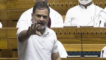 ‘ആർഎസ്എസ് ഭരണഘടനാ സ്ഥാപനങ്ങൾ പിടിച്ചെടുക്കുന്നു, വോട്ട് ചോരിയേക്കാൾ വലിയ രാജ്യദ്രോഹമില്ല’, രൂക്ഷ വിമർശനവുമായി രാഹുൽ