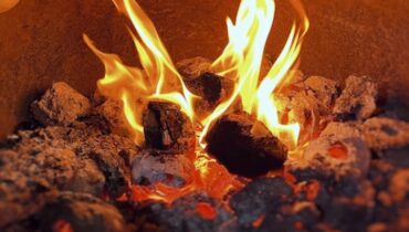 വായു മലിനീകരണം; ഡല്‍ഹിയില്‍ ഹോ​ട്ട​ലു​ക​ളി​ൽ വി​റ​കി​നും ക​ൽ​ക്ക​രി​ക്കും നി​രോ​ധ​നം