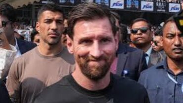 ഫുട്ബോൾ ഇതിഹാസം താരം ലയണൽ മെസി ഹൈദരാബാദിലെത്തി; ആർപ്പുവിളികളോടെ ആരാധകർ