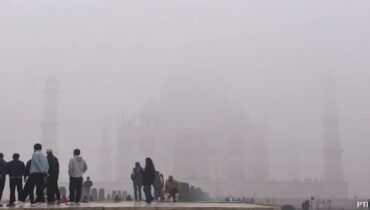 മൂടല്‍മഞ്ഞില്‍ അപ്രത്യക്ഷമായി താജ്മഹല്‍; അടുത്തുനില്‍ക്കുന്ന മനുഷ്യരെപ്പോലും കാണാനാകാത്ത അവസ്ഥ