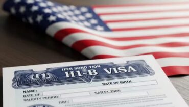 ‘ഇതുവരെ കണ്ടതിൽ ഏറ്റവും വലിയ കുഴപ്പം’: H-1B വിസ പുതുക്കൽ വൈകിയതിനെ തുടർന്ന് കുടുങ്ങിയ ഇന്ത്യക്കാരെക്കുറിച്ച് ഇമിഗ്രേഷൻ അഭിഭാഷകർ