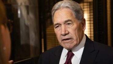 ഇന്ത്യയും ന്യൂസിലാൻഡും തമ്മിലെ സ്വതന്ത്ര വ്യാപാര കരാർ; രൂക്ഷമായി വിമർശിച്ച് ന്യൂസിലാൻഡ് വിദേശകാര്യ മന്ത്രി വിൻസ്റ്റൺ പീറ്റേഴ്‌സ്