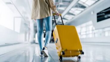 അമേരിക്കയിലെ കുടിയേറ്റക്കാർക്ക് സുവർണാവസരം;  2025 അവസാനത്തോടെ സ്വമേധയാ പോകുകയാണേൽ രണ്ടര ലക്ഷം രൂപയും സൗജന്യ വിമാന ടിക്കറ്റും