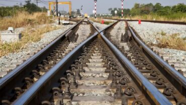 റെയിൽവേ ട്രാക്കിൽ റീൽസ് ചിത്രീകരിക്കവേ രണ്ട് കുട്ടികൾ ട്രെയിൻ ഇടിച്ച് മരിച്ചു