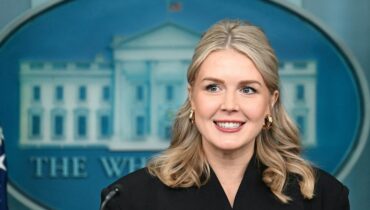 ഞങ്ങൾ ചോദിക്കാവുന്ന ഏറ്റവും വലിയ ക്രിസ്മസ് സമ്മാനം;  ഗർഭിണിയെന്ന് വെളിപ്പെടുത്തി വൈറ്റ് ഹൗസ് പ്രസ് സെക്രട്ടറി കരോലിൻ ലീവിറ്റ്