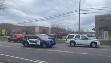 നോർത്ത് കരോലിനയിൽ കസ്റ്റഡി കൈമാറ്റത്തിനിടെ വെടിവയ്പ്പ്; ഒരാൾ മരിച്ചു, 2 പോലീസ് ഉദ്യോഗസ്ഥർക്ക് പരിക്ക്