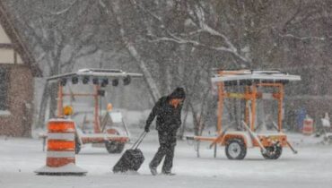 കനത്ത മഞ്ഞുവീഴ്ചയിൽ യുഎസിൽ  വ്യാപക ഗതാഗതക്കുരുക്ക്; 9,000ത്തിലധികം വിമാനങ്ങളെ ബാധിച്ചു, ന്യൂയോർക്കിലും ന്യൂജഴ്‌സിയിലും അടിയന്തരാവസ്ഥ
