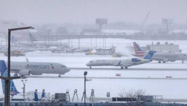 അമേരിക്കയിൽ ശീതകാല കൊടുങ്കാറ്റ് ശക്തമാകുന്നു; ‘ബോംബ് സൈക്ലോൺ’ ഭീഷണി, ആയിരക്കണക്കിന് വിമാനങ്ങൾ വൈകി