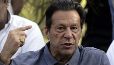 ഇമ്രാൻ ഖാൻ “നിയമവിരുദ്ധമായ ഏകാന്ത തടവിലാണ്, മാനസികമായി പീഡിപ്പിക്കുന്നു”;  പ്രതിഷേധവുമായി സഹോദരി