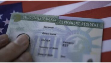 യുഎസിലേക്ക് പോകുന്നുണ്ടോ? ഗ്രീൻ കാർഡ് നിയമങ്ങൾ കടുപ്പമായതറിഞ്ഞോ? കുട്ടികൾക്കും വയോധികർക്കും ഇളവില്ല, എല്ലാവർക്കും ബയോമെട്രിക് സ്ക്രീനിംഗ്, മാറ്റങ്ങൾ നിരവധി