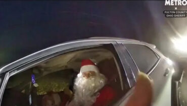 സാന്താ ആണേലും വേഗപരിധി പാലിക്കണം, വാണിംഗ് നൽകി വിടുന്നു…പിന്നൊരു ഹാപ്പി ക്രിസ്മസും; ഫുൾട്ടൺ കൗണ്ടി പൊലീസിൻ്റെ ബോഡിക്യാം ദൃശ്യങ്ങൾ വൈറൽ