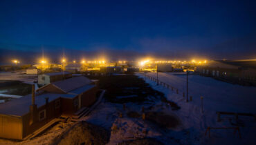 രണ്ടുമാസം സൂര്യന് ‘റസ്റ്റ്’; അടുത്ത സൂര്യോദയത്തിനായി ജനുവരി അവസാനം വരെ കാത്തിരിക്കണം; അമേരിക്കൻ ചെറുപട്ടണത്തിന് ശീലമാണ് ഈ അന്ധകാരം