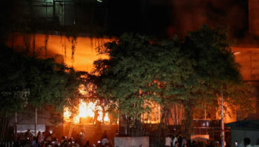 ഉറങ്ങാതെ ബംഗ്ലാദേശ്, ധാക്കയിലെ തെരുവുകളിൽ പ്രതിഷേധവുമായി ആയിരങ്ങൾ; ഷെരീഫ് ഉസ്മാൻ ഹാദിയുടെ മരണത്തിൽ അശാന്തി തുടരുന്നു, ഇന്ത്യക്കെതിരെയും പ്രതിഷേധം