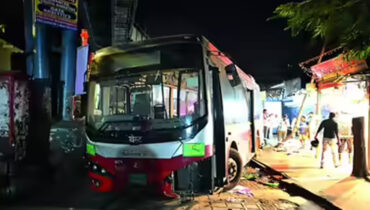 മുംബൈയിൽ നിയന്ത്രണം നഷ്ടപ്പെട്ട ബസ് കാൽനടയാത്രക്കാർക്കിടയിലേക്ക് പാഞ്ഞുകയറി, നാല് മരണം; ഒമ്പത് പേർക്ക് പരിക്ക്, അഞ്ച് ലക്ഷം രൂപ വീതം ധനസഹായം പ്രഖ്യാപിച്ചു