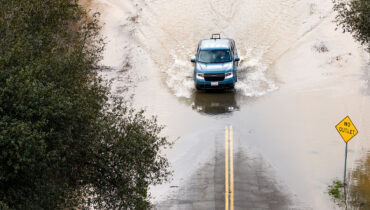 കാലിഫോർണിയയിൽ അതിശക്തമായ മഴയ്ക്കും മിന്നൽ പ്രളയത്തിനും സാധ്യത, 24 ന് അതീവ ജാഗ്രത, വടക്കൻ കാലിഫോർണിയയിൽ വെള്ളപ്പൊക്കത്തെത്തുടർന്ന് ഒരു മരണം