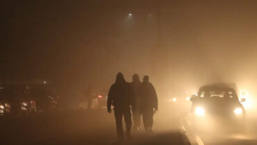 ഡൽഹിയിൽ കനത്ത മൂടൽമഞ്ഞ് ; 100 വിമാനങ്ങൾ റദ്ദാക്കി, 300 എണ്ണം വൈകി, ട്രെയിൻ സർവീസുകളെയും സാരമായി ബാധിച്ചു, ‘ഓറഞ്ച്’ അലേർട്ട്