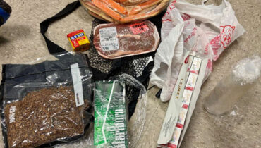 സ്റ്റീക്ക്, ഞണ്ട്, സിഗരറ്റുകൾ… ക്രിസ്തുമസ് അടിച്ചുപൊളിക്കാൻ തടവുകാർക്ക് ഡ്രോൺ വഴി ‘സഹായം’, കയ്യോടെ പൊക്കി സെക്യൂരിറ്റി ഗാർഡ്