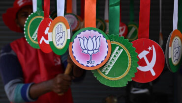 ഏഴ് ജില്ലകളിൽ ആദ്യഘട്ട വോട്ടെടുപ്പ് ചൊവ്വാഴ്ച, നാളെ കലാശക്കൊട്ട്; ക്രമസമാധാന പ്രശ്‌നങ്ങള്‍ ഉണ്ടാകാതെ ശ്രദ്ധിക്കണമെന്ന് സംസ്ഥാന തെരഞ്ഞെടുപ്പ് കമ്മിഷണര്‍