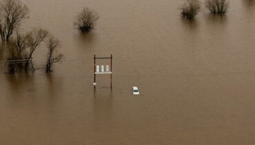 വാഷിംഗ്ടണിൽ ജീവനെടുത്ത് പ്രളയം, വാഹനം വെള്ളത്തിൽ മുങ്ങി ഡ്രൈവർക്ക് ദാരുണാന്ത്യം, നിരവധി പേരെ ഒഴിപ്പിക്കുന്നു
