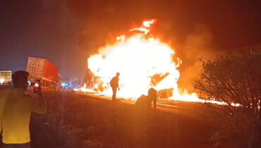 ക്രിസ്തുമസ് ദിനത്തിൽ കണ്ണീർ, കർണാടകയിൽ ട്രക്ക് ബസിലിടിച്ച് തീപിടിച്ചു കുട്ടികളടക്കം 9 മരണം, 21 പേർക്ക് പരുക്ക്