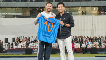 ഇതിഹാസങ്ങൾ ഒരേ ഫ്രെയിമിൽ… മെസിയുടെ വരവിൽ ആരാധകർക്ക് ദൃശ്യ വിരുന്ന്, പത്താം നമ്പർ ജേഴ്സിയുടെ ഉടമകൾ സമ്മാനിച്ചതും അതുതന്നെ