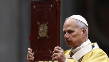 ”അപരിചിതരോടും ദരിദ്രരോടും ദയ കാണിക്കണം, അവരെ സഹായിക്കാതിരിക്കുന്നത് ദൈവത്തെ തന്നെ നിരസിക്കുന്നതിന് തുല്യം”- ക്രിസ്തുമസ് സന്ദേശത്തിൽ മാർപാപ്പ