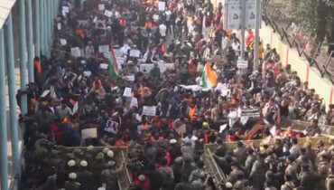 ബംഗ്ലാദേശിൽ ഹിന്ദുയുവാവിനെ ആൾക്കൂട്ടം മർദ്ദിച്ച് കൊന്ന സംഭവത്തിൽ ഡൽഹിയിലെ ബംഗ്ലാദേശ് ഹൈക്കമ്മീഷനു മുന്നിൽ വൻ പ്രതിഷേധം