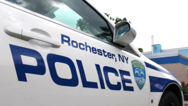 കാമുകിയുടെ മുൻ കാമുകൻ വീട്ടിലേക്ക് അതിക്രമിച്ചു കയറുന്നുവെന്ന് പൊലീസിന് യുവാവിൻ്റെ ഫോൺകോൾ; അന്വേഷണത്തിനെത്തിയ മൂന്നു പൊലീസുകാർക്ക് വെടിയേറ്റു, അക്രമി ഏറ്റുമുട്ടലിൽ കൊല്ലപ്പെട്ടു