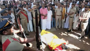 ദാസനായും, ദിനേശനായും, ബാലനായും ഓർമ്മകൾ ബാക്കിയാക്കി  ശ്രീനി മടങ്ങി… പേപ്പറും പേനയും നൽകി യാത്രയാക്കി സത്യൻ അന്തിക്കാട്